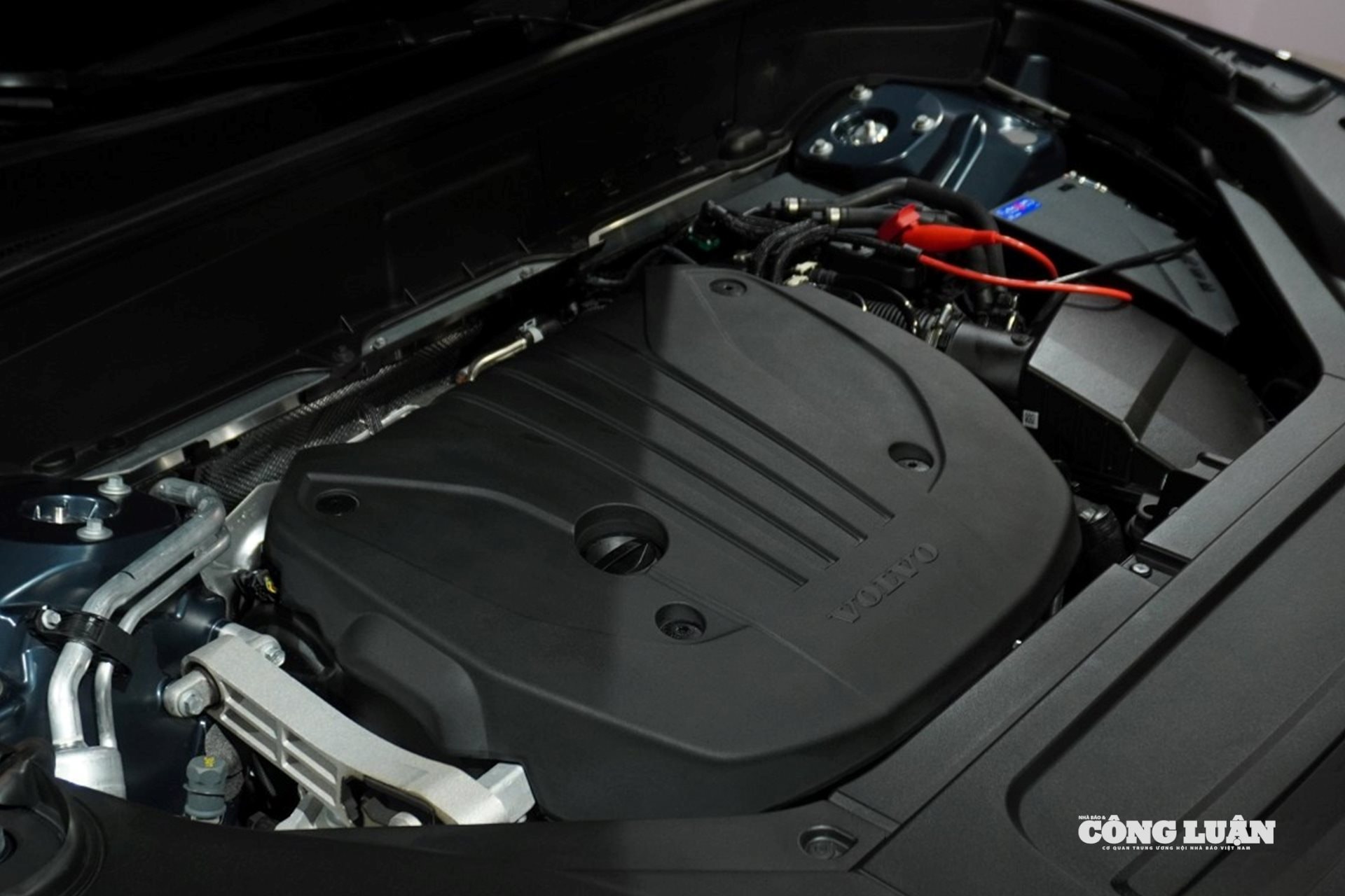 Động cơ Volvo XC90 B5 2026 yếu hơn khoảng 50 mã lực so với bản B6 tiền nhiệm.