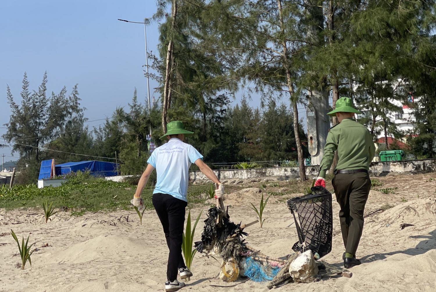 Tuổi trẻ PTSC Quảng Ngãi chung tay làm sạch biển