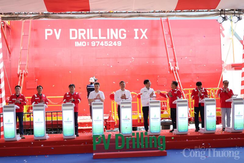 Các đại biểu thực hiện nghi thức đặt tên cho giàn khoan tự nâng PV Drilling IX