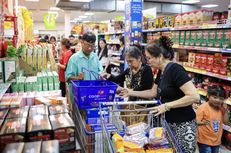 Người dân mua sắm tại siêu thị Co.opmart.