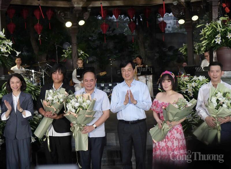 Đồng chí Nguyễn Duy Ngọc, Bí thư Thành ủy Hà Nội (thứ ba từ phải sang) tặng hoa chúc mừng Ban Tổ chức.