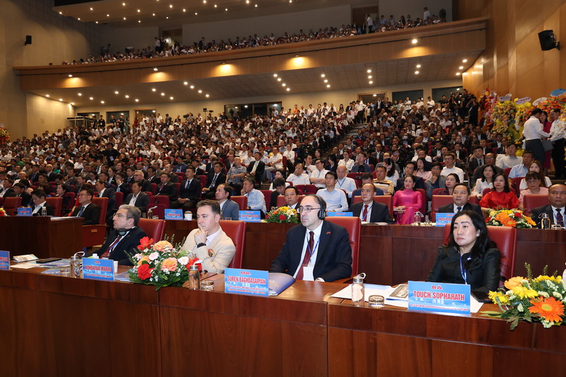 Đại diện các cơ quan ngoại giao, tổ chức quốc tế; các chuyên gia, nhà khoa học; cùng toàn thể doanh nghiệp, nhà đầu tư.