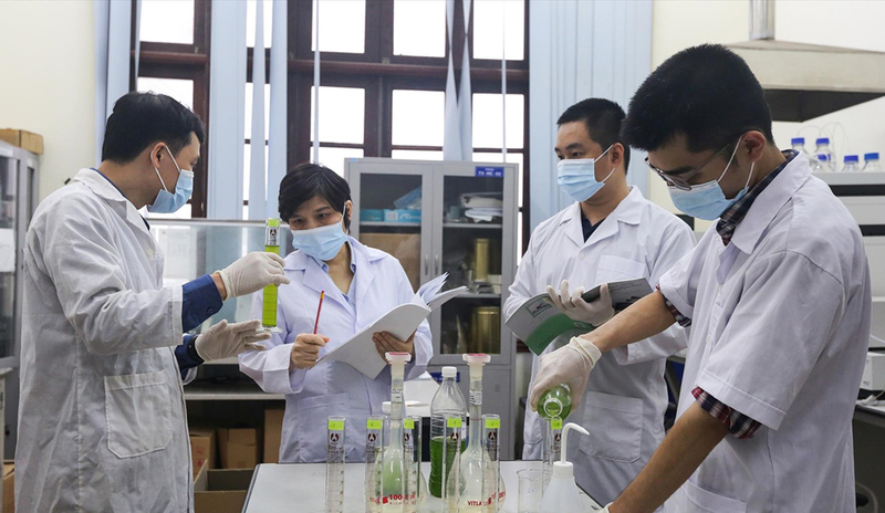 Giáo sư Vũ Thị Thu Hà cùng các nhà khoa học tại Phòng Thí nghiệm trọng điểm công nghệ lọc hóa dầu (Keylab PRT) – Bộ Công Thương