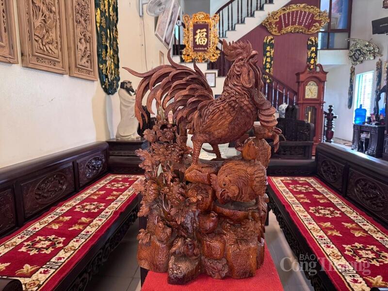 Một sản phẩm điêu khắc tại làng nghề mộc Phù Yên. Ảnh: Lê Hà