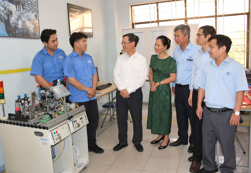 Bên lề sự kiện, TS. Trương Anh Dũng, Cục trưởng Cục Giáo dục nghề nghiệp và Giáo dục thường xuyên (Bộ Giáo dục và Đào tạo) thăm khu huấn luyện tại Trường Cao đẳng Kỹ thuật Cao Thắng, động viên thí sinh chuẩn bị cho kỳ thi WorldSkills 2026 tại Thượng Hải. Ảnh: Thanh Minh.