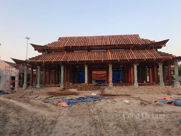 Công trình nhà gỗ truyền thống do thợ làng mộc Phù Yên thi công. Ảnh: Lê Hà