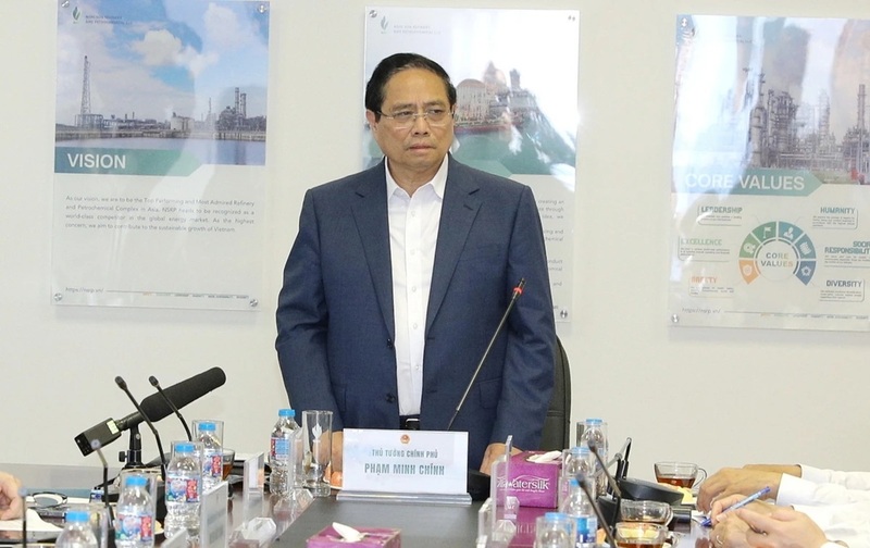 Làm việc với Nhà máy Lọc hóa dầu Nghi Sơn, Thủ tướng Chính phủ đề nghị Nhà máy, các nhà đầu tư, ngân hàng tiếp tục cơ cấu lại nguồn cung, tài chính, sản phẩm để nhà máy hoạt động hiệu quả hơn, góp phần đảm bảo an ninh năng lượng cho Việt Nam trên tinh thần “lợi ích hài hòa, khó khăn và rủi ro chia sẻ. Ảnh: Minh Hiếu