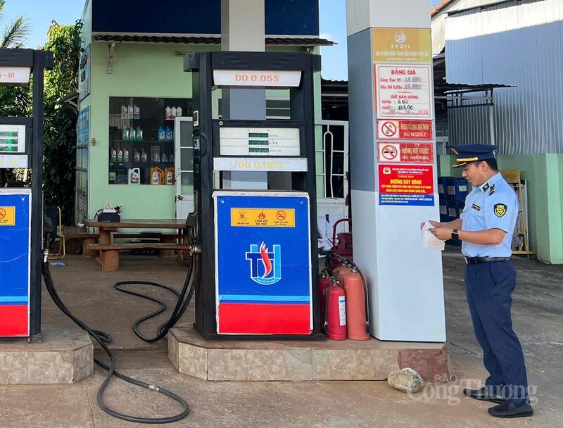 Quản lý thị trường Đắk Lắk công khai đường dây nóng tại các cửa hàng kinh doanh xăng dầu. Ảnh minh họa.