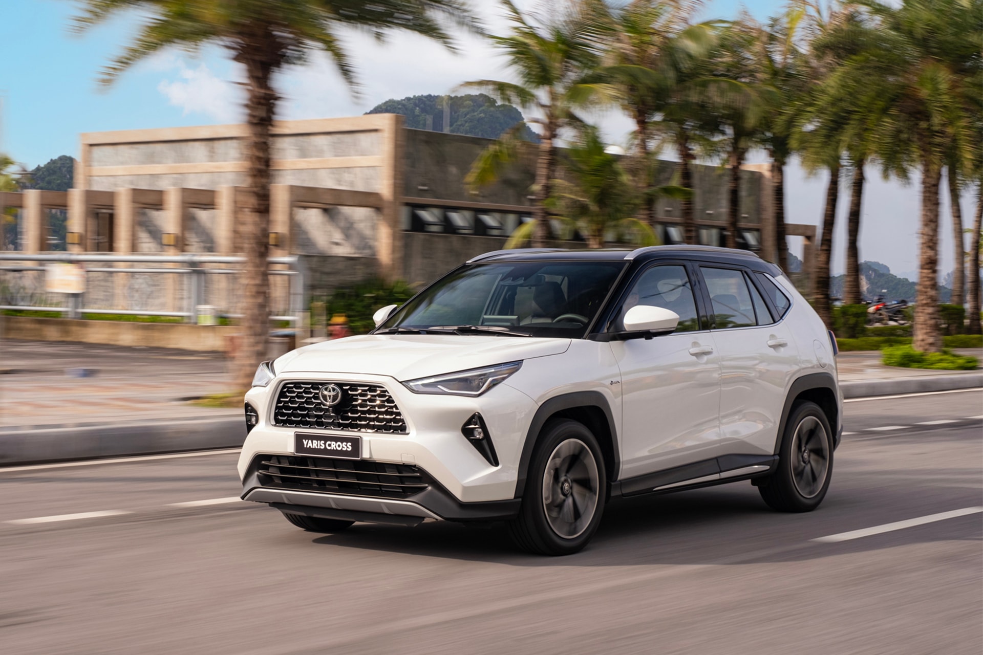 Phiên bản Toyota Yaris Cross HEV có giá bán lẻ 728 triệu đồng, nằm giữa khoảng giá của Omoda C5 Hybrid - Ảnh: TMV