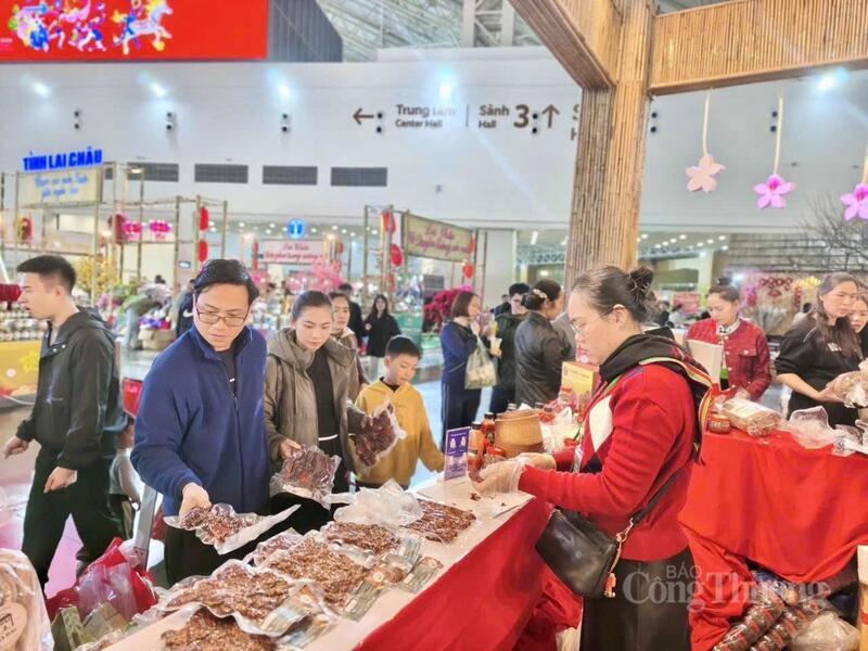 Nhờ sự hỗ trợ của Sở Công Thương tỉnh Điện Biên, các sản phẩm OCOP của hộ kinh doanh Bếp nương Hà Bạc đã được tham gia Hội chợ Mùa Xuân lần thứ nhất năm 2026.