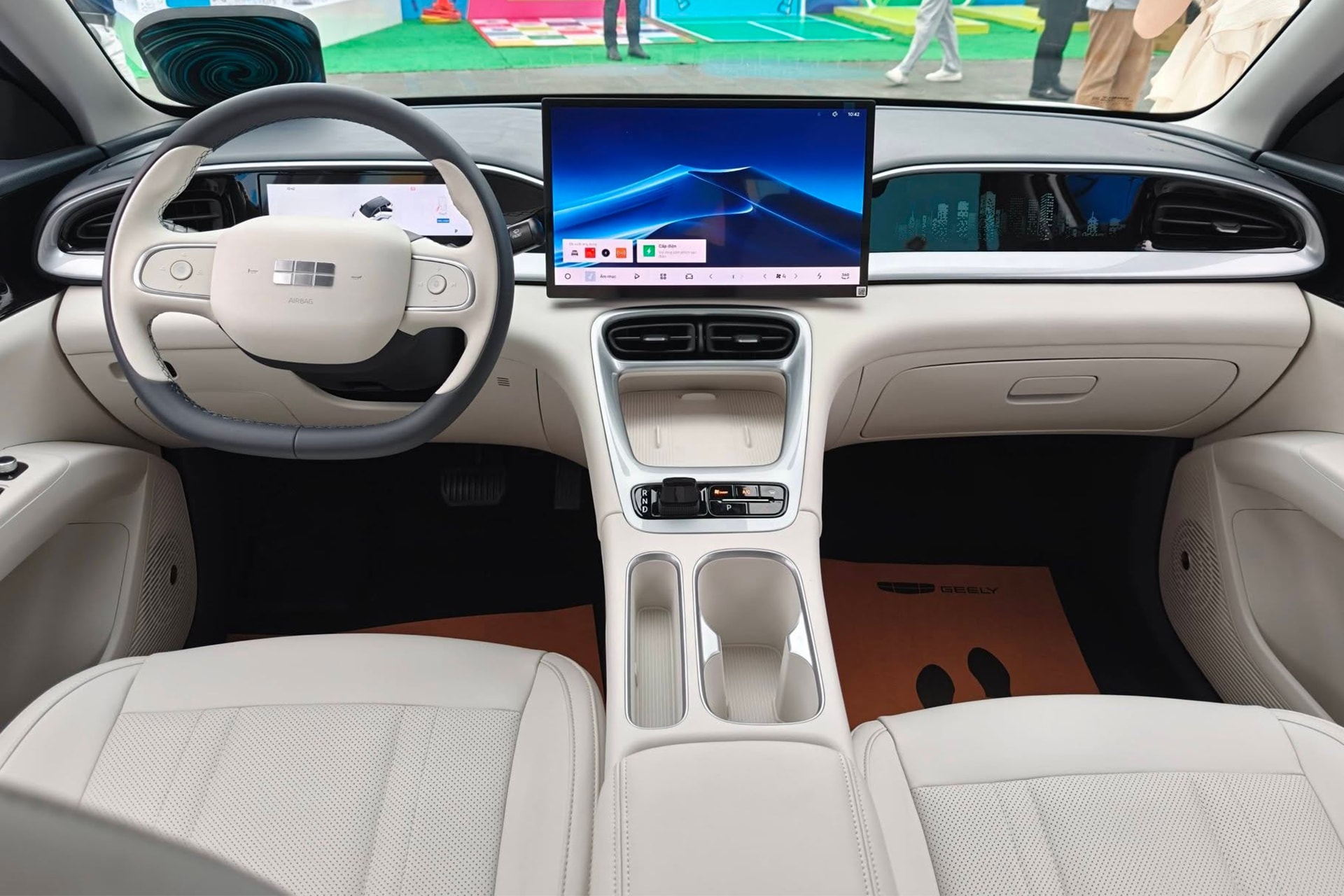 Thiết kế khoang lái ở bản cao cấp nhất Geely EX2 Max - Ảnh: OF