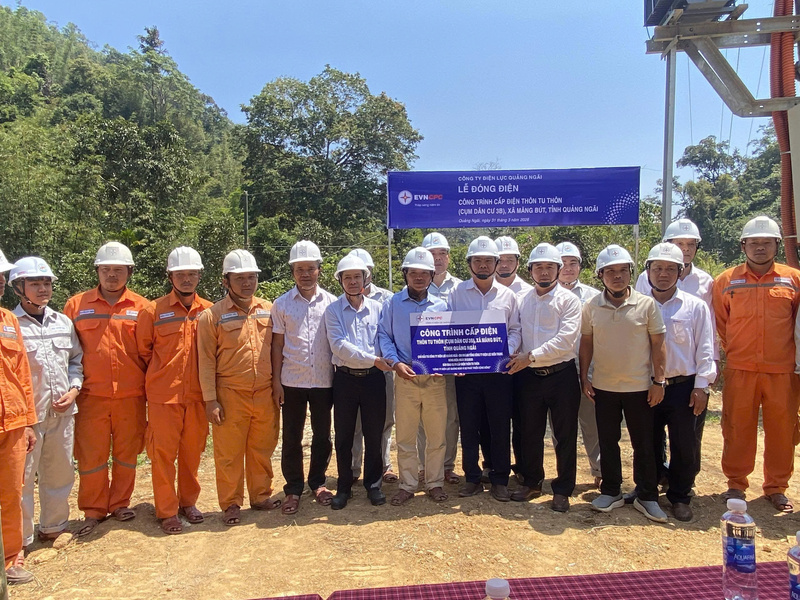 Công ty Điện lực Quảng Ngãi đã đóng điện công trình cấp điện thôn Tu Thôn (Cụm dân cư 3B), xã Măng Bút, tỉnh Quảng Ngãi