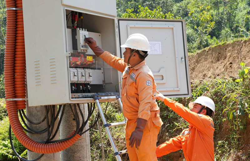 Công ty Điện lực Quảng Ngãi đã đóng điện công trình cấp điện thôn Tu Thôn (Cụm dân cư 3B), xã Măng Bút, tỉnh Quảng Ngãi