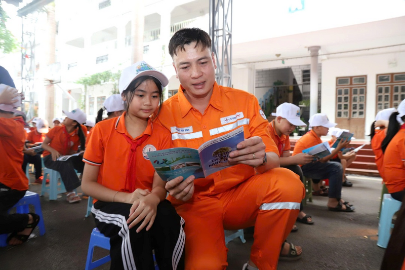 Tuyên truyền viên hướng dẫn sử dụng điện và trao phần thưởng cho các em học sinh