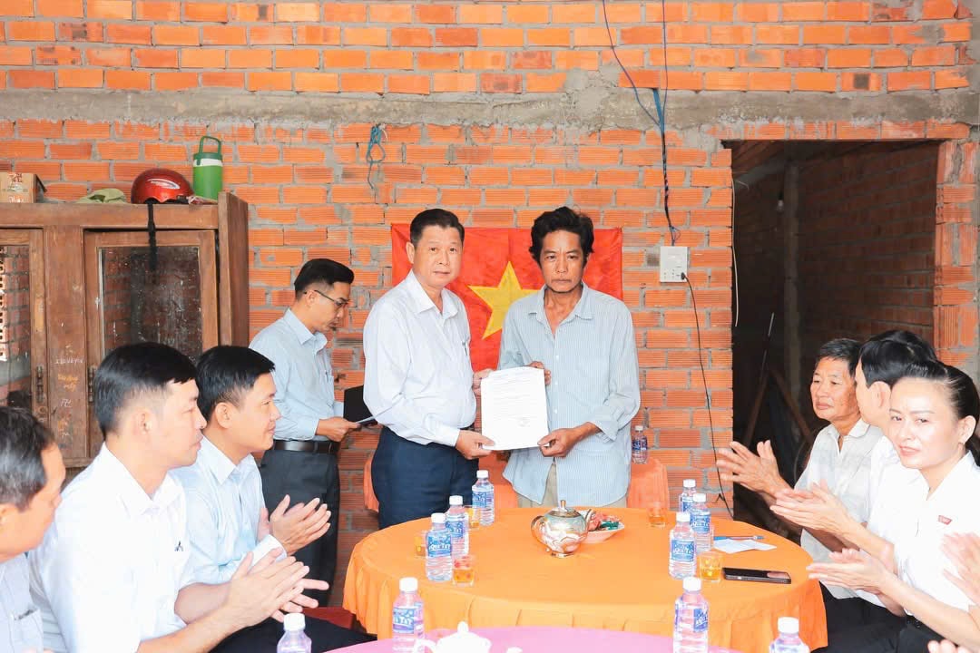 Agribank chi nhánh Bình Phú Tiền Giang phối hợp cùng chính quyền địa phương bàn giao nhà Đại đoàn kết cho hộ nghèo có hoàn cảnh đặc biệt khó khăn về nhà ở