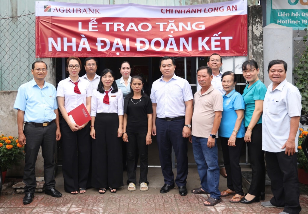 Agribank Chi nhánh Long An trao tặng nhà cho bà Nguyễn Thị Mượng