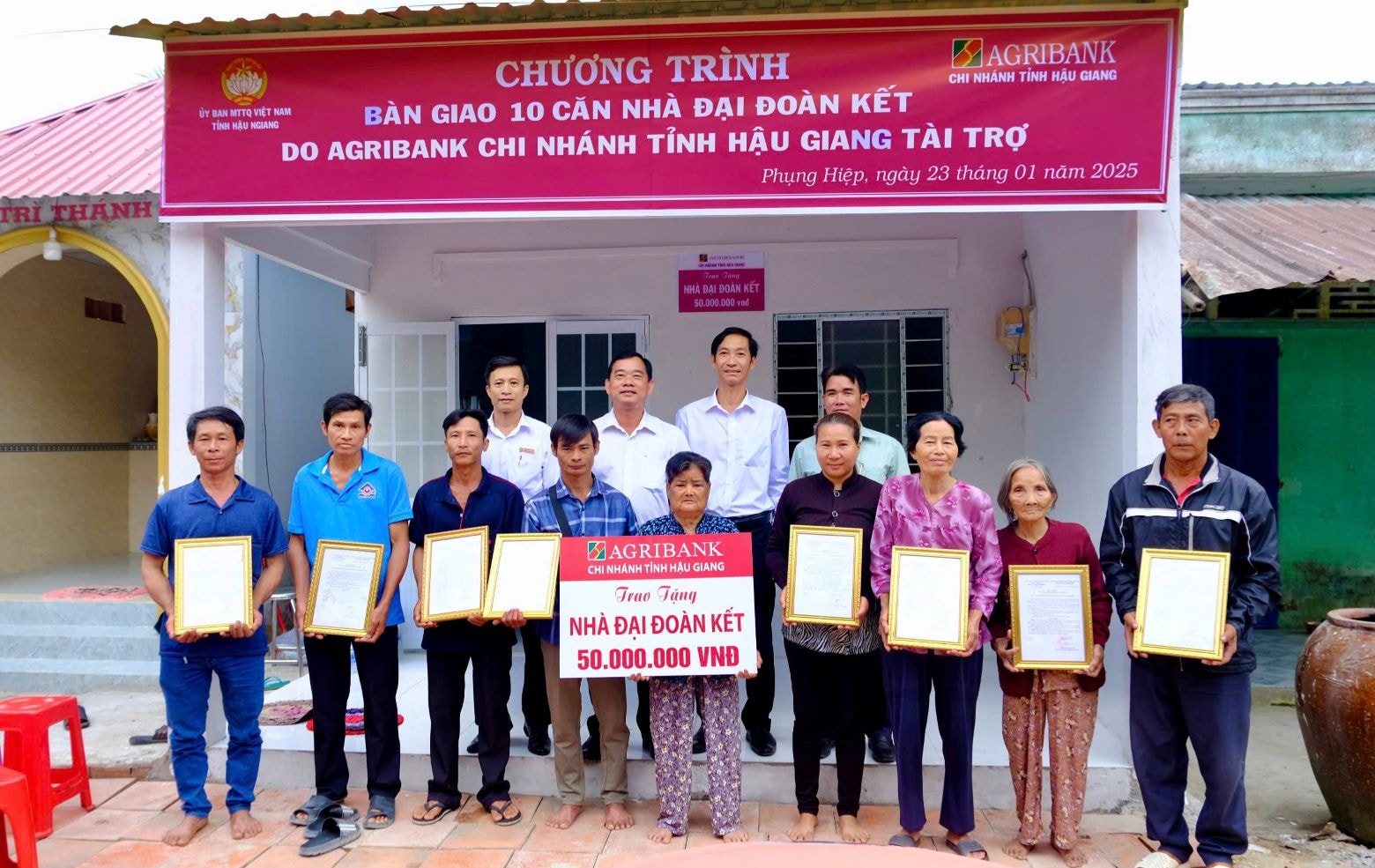 Agribank Chi nhánh Hậu Giang trao tặng nhà Đại đoàn kết cho các hộ gia đình khó khăn