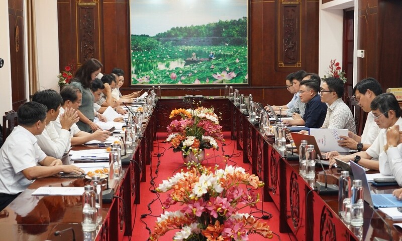 Tập đoàn Điện lực Việt Nam (EVN), Tổng công ty Điện lực miền Nam (EVNSPC) làm việc với UBND tỉnh Tây Ninh, tháo gỡ các khó khăn, vướng mắc trong đầu tư hạ tầng điện, đảm bảo cung ứng điện cho cao điểm mùa khô năm 2026. Ảnh: EVNSPC.