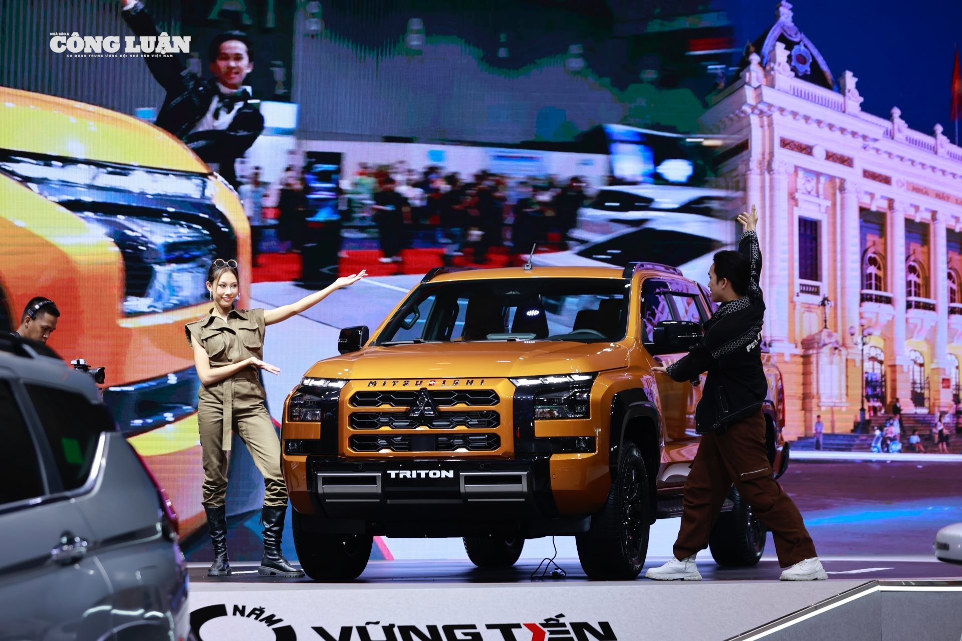 Doanh số của mẫu xe Mitsubishi Triton ngày càng tụt sâu so với Ford Ranger và Toyota Hilux.