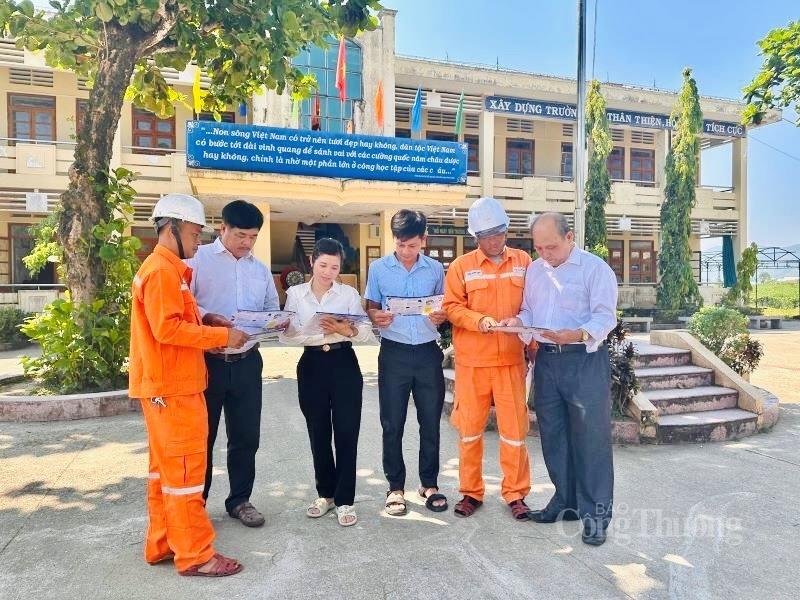 Tuyên truyền sử dụng điện tiết kiệm mùa nắng nóng trong trường học.