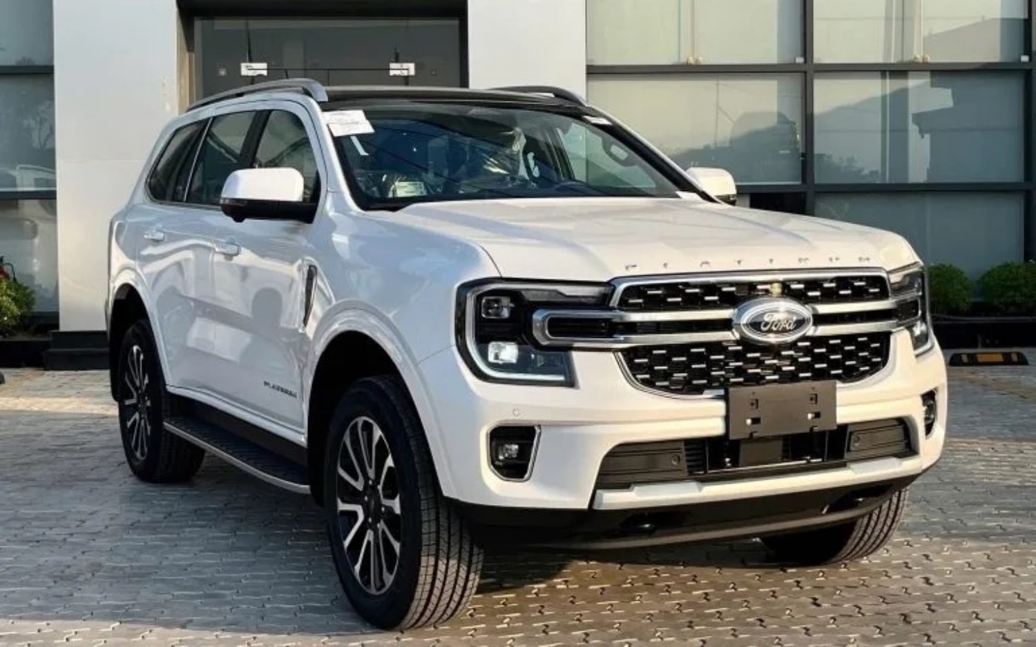 Phiên bản Ford Everest 2026 máy xăng có ngoại hình thay đổi nhẹ so với bản máy dầu hiện hành - Ảnh: Đại lý