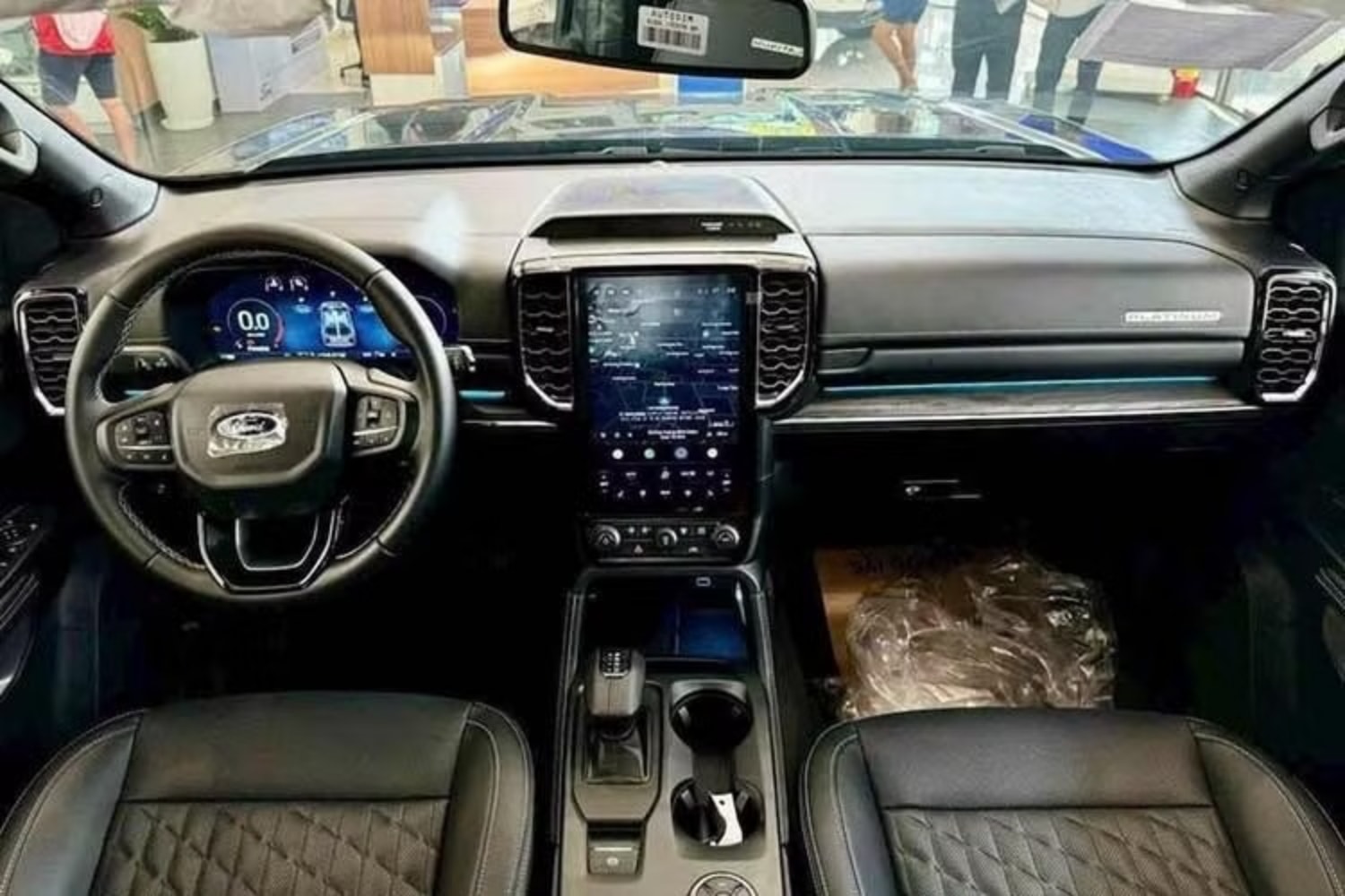 Khoang lái được cho là của phiên bản Ford Everest 2026 máy xăng - Ảnh: Đại lý