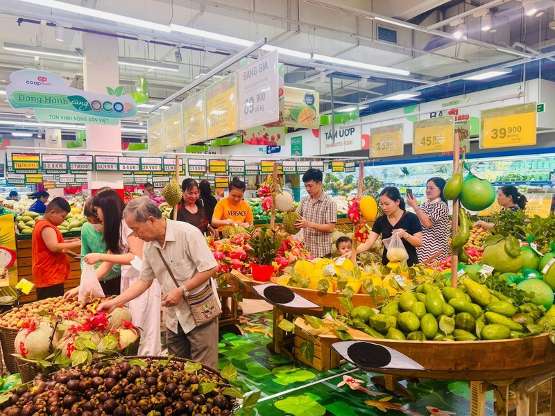 Hệ thống siêu thị Saigon Co.op trưng bày nổi bật sản phẩm OCOP và đặc sản vùng miền thu hút khách hàng mua sắm.