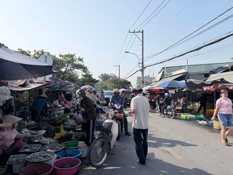 Chợ dân sinh nhộn nhịp vào sáng sớm khi người dân tranh thủ đi chợ trước giờ nắng nóng cao điểm. Ảnh: Minh Anh.