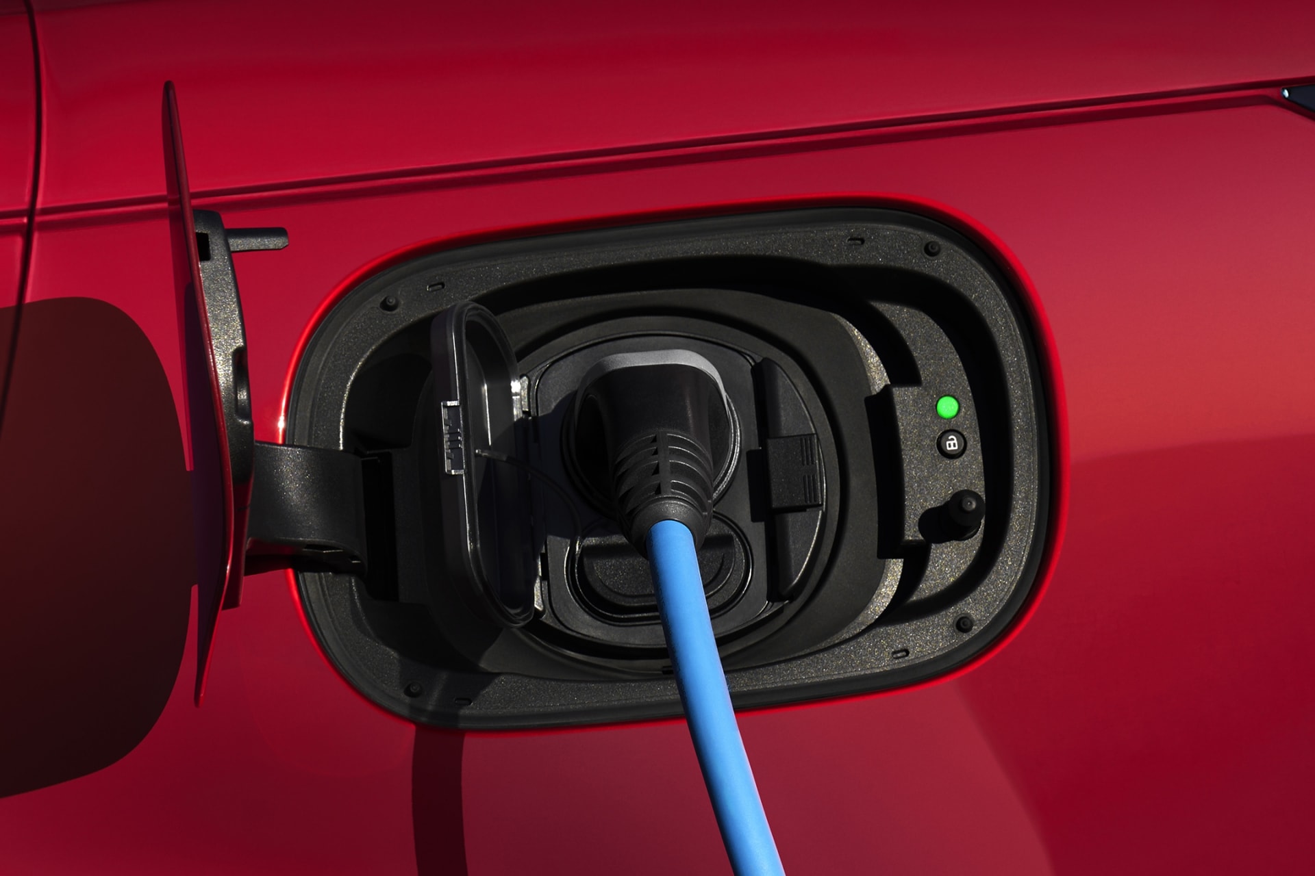 Cổng sạc pin trên phiên bản Range Rover Sport PHEV - Ảnh: JLR