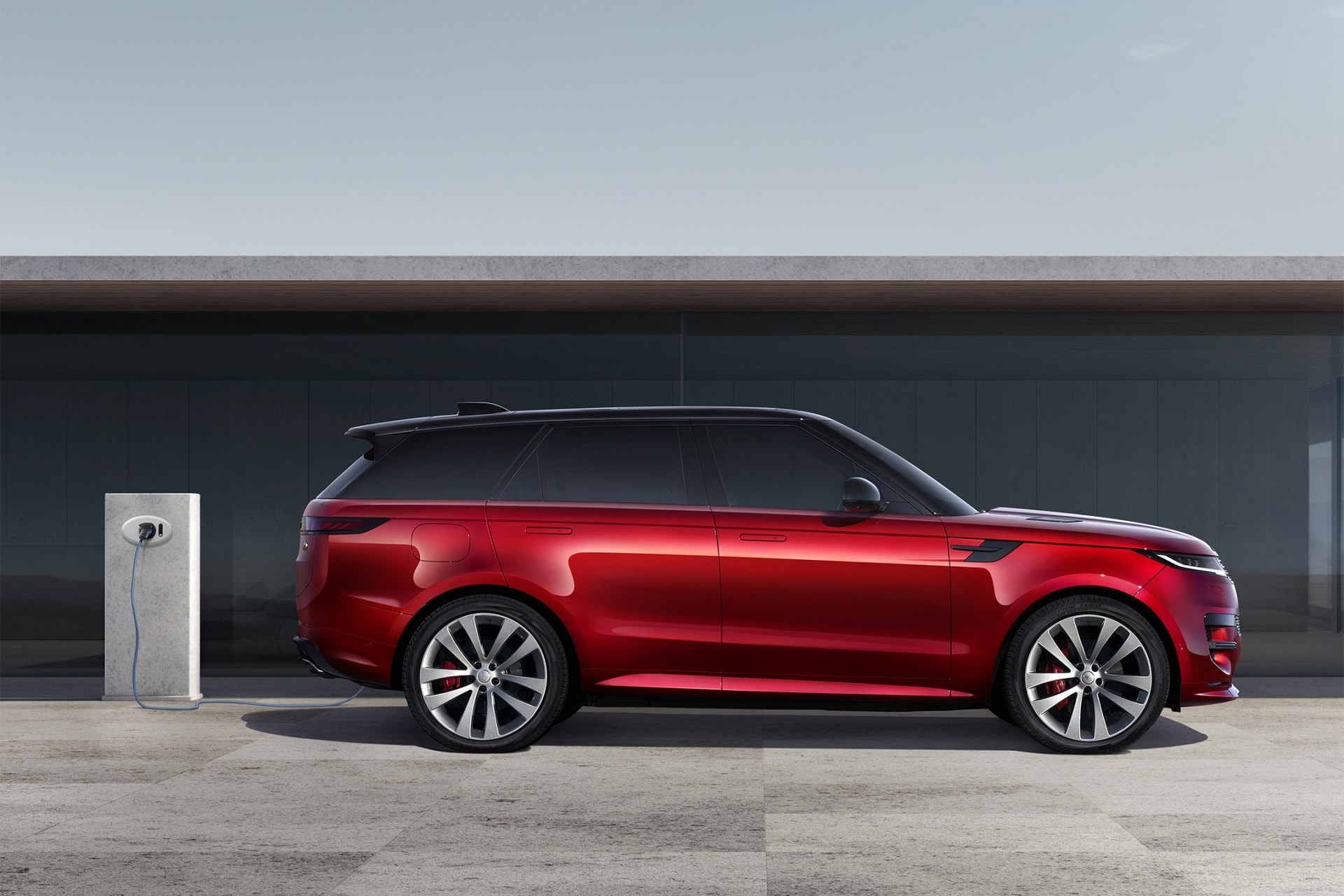 Cấu hình hybrid cắm sạc được chú trọng ở Range Rover Sport 2026 - Ảnh: JLR