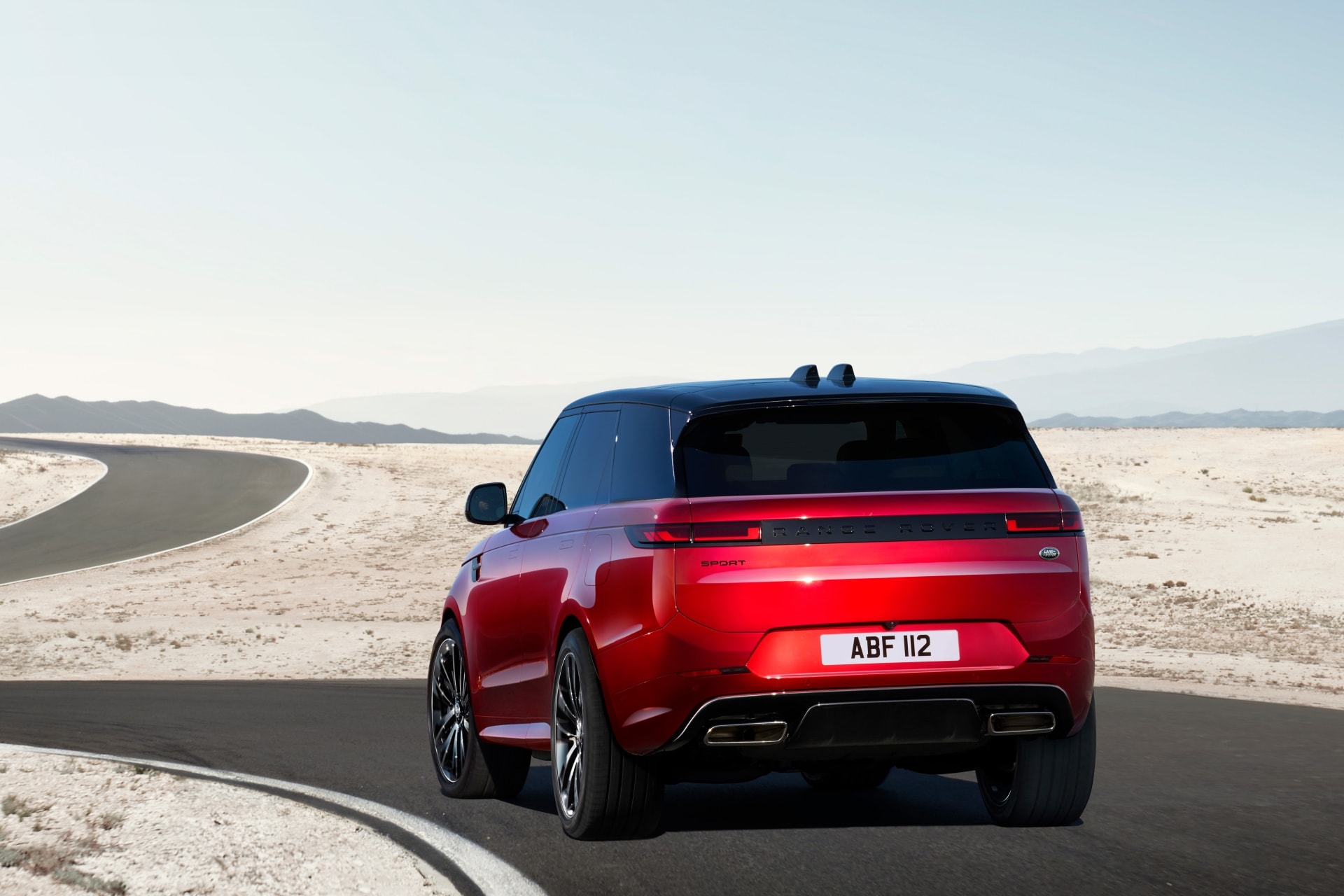 Mẫu xe sở hữu khả năng vận hành mạnh mẽ - Ảnh: JLR