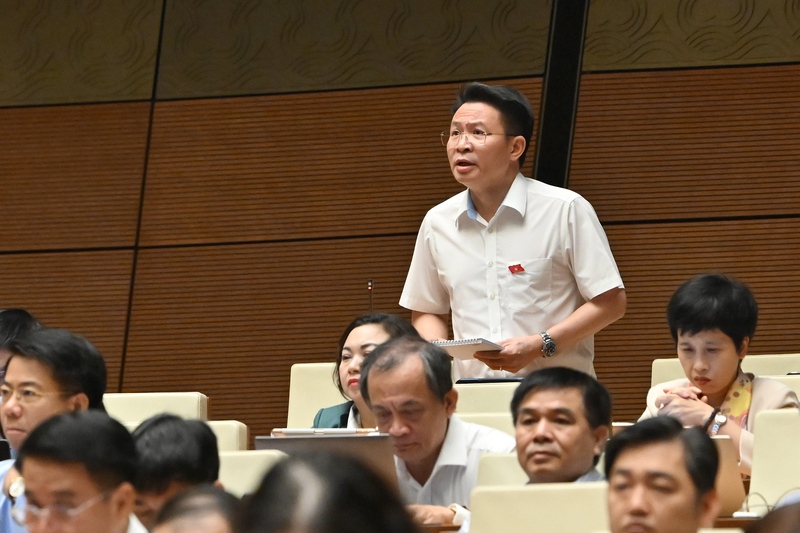 Đại biểu Quốc hội Nguyễn Minh Tuấn (đoàn Phú Thọ) đề xuất, không nên quy định theo hướng tất cả các giao dịch bất động sản đều bắt buộc phải công chứng; cần có sự linh hoạt.