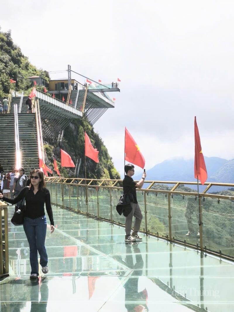 Khu du lịch Cầu kính Rồng Mây (tỉnh Lai Châu) ghi dấu ấn là điểm đến độc đáo.