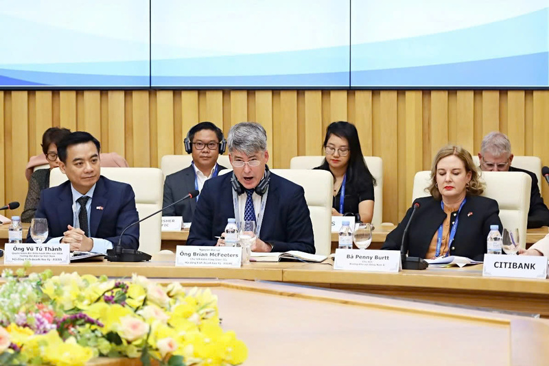 Ông Brian Mc Feeters, nguyên Đại sứ, Chủ tịch kiêm Tổng Giám đốc Hội đồng Kinh doanh Hoa Kỳ - ASEAN phát biểu tại cuộc làm việc.