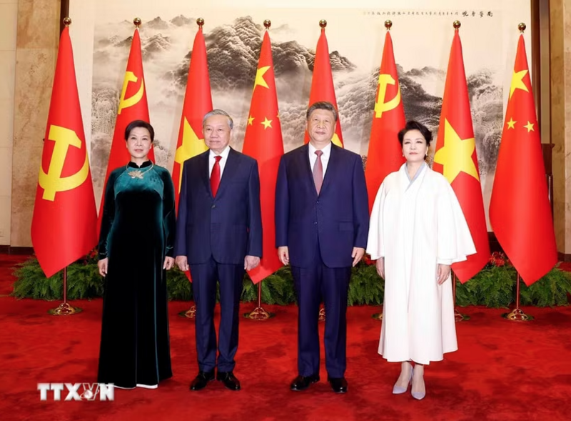 Tổng Bí thư, Chủ tịch nước Tô Lâm và Phu nhân cùng Tổng Bí thư, Chủ tịch nước Trung Quốc Tập Cận Bình và Phu nhân chụp ảnh chung. (Ảnh: Thống Nhất/TTXVN)