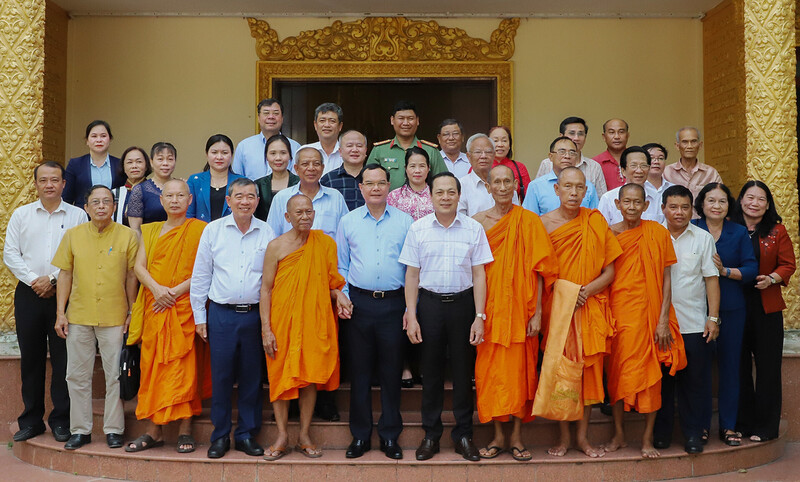 Bộ trưởng Bộ Dân tộc và Tôn giáo Nguyễn Đình Khang cùng Đoàn công tác chụp hình lưu niệm với chức sắc Hội Đoàn kết sư sãi yêu nước tỉnh Vĩnh Long. Ảnh: Dantoctongiao