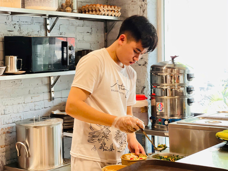 Các nhà hàng có quy mô lớn lại càng phải “gồng” với giá nguyên liệu đầu vào cao. Ảnh: Mai Linh