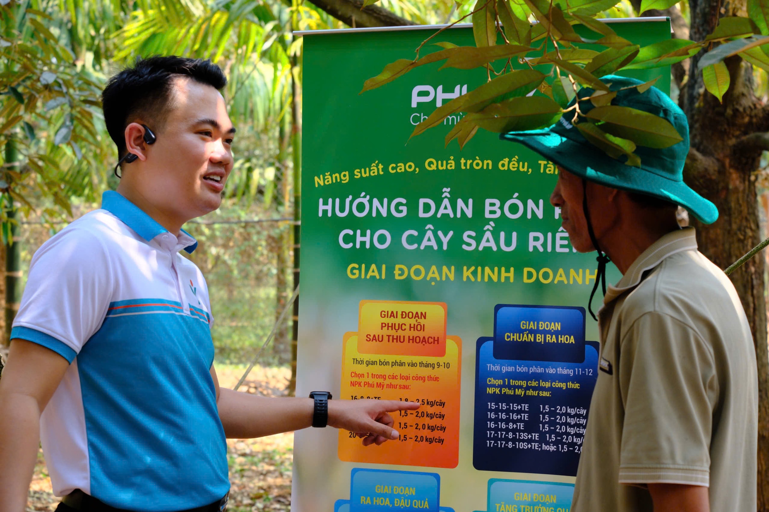 Chuyên gia nông nghiệp Phú Mỹ hướng dẫn người nông dân bón phân đúng, đủ trên cây sầu riêng