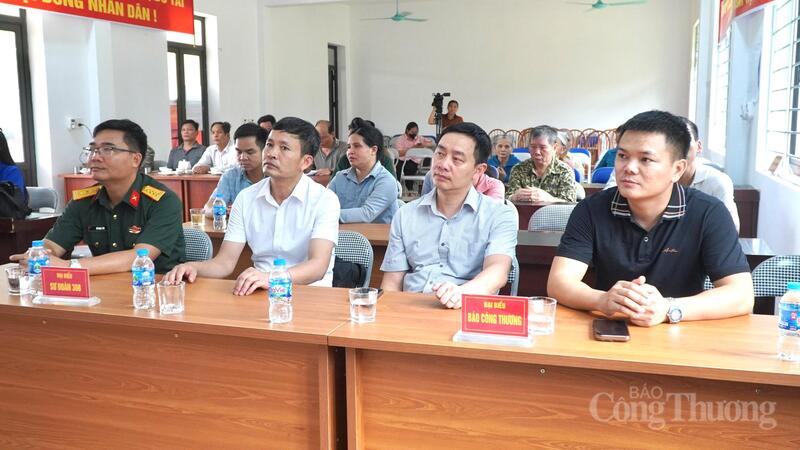 Các đại biểu tham gia chương trình trao tặng quà, tri ân gia đình chính sách tại tỉnh Phú Thọ. Ảnh: Minh Trang