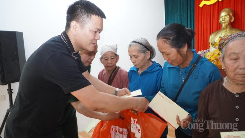 Đoàn Thanh niên Báo Công Thương đã tổ chức thăm hỏi, động viên và trao tặng 80 suất quà, mỗi suất trị giá 1 triệu đồng tới các gia đình chính sách trên địa bàn 3 xã Cao Dương, Liên Sơn, Hợp Kim. Ảnh: Minh Trang