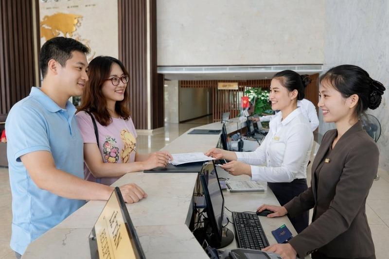 Các cơ sở lưu trú chú trọng nâng cao kỹ năng giao tiếp cho nhân viên. Ảnh: Mai Liễu