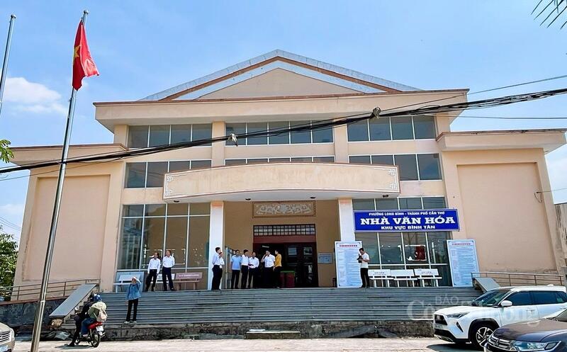 Đoàn làm việc cùng các doanh nghiệp đến khảo sát các điểm kêu gọi đầu tư.