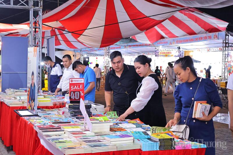 Hội sách trưng bày rất nhiều đầu sách thuộc nhiều lĩnh vực văn học, lịch sử, khoa học, kỹ thuật đến sách kỹ năng, kinh doanh. Ảnh: Diễm Phúc