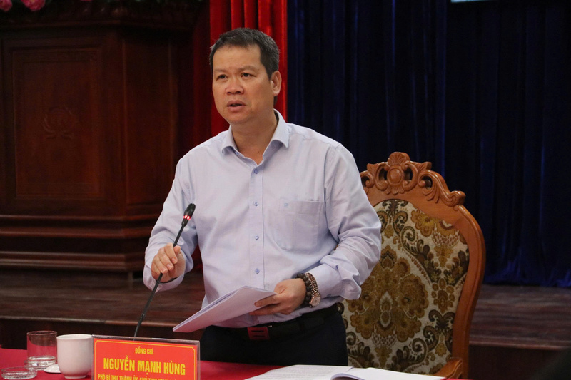 Ông Nguyễn Mạnh Hùng, Chủ tịch UBND TP. Đà Nẵng yêu cầu, các sở ngành, địa phương chuyển mạnh từ tư duy báo cáo chung chung sang tư duy quản trị theo sản phẩm, theo kết quả đầu ra. Ảnh: Nguyễn Dương