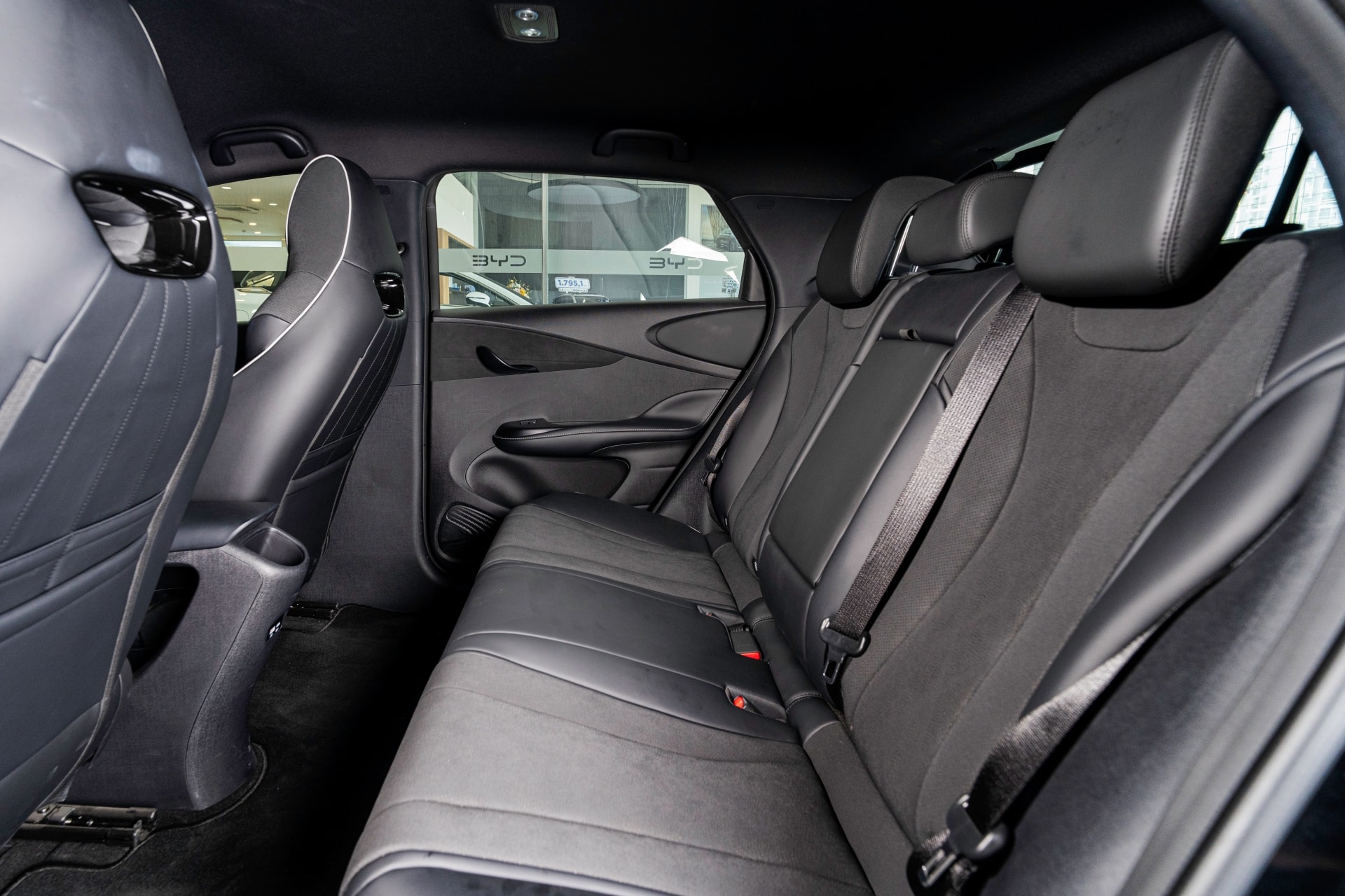 Không gian hàng ghế sau Dolphin 2026 rộng rãi nhờ tăng chiều dài tổng thể xe - Ảnh: BYD