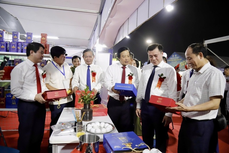 Thứ trưởng Bộ Công Thương Nguyễn Sinh Nhật Tân và các đại biểu thăm gian hàng  OCOP của tỉnh Phú Thọ. Ảnh: CTV