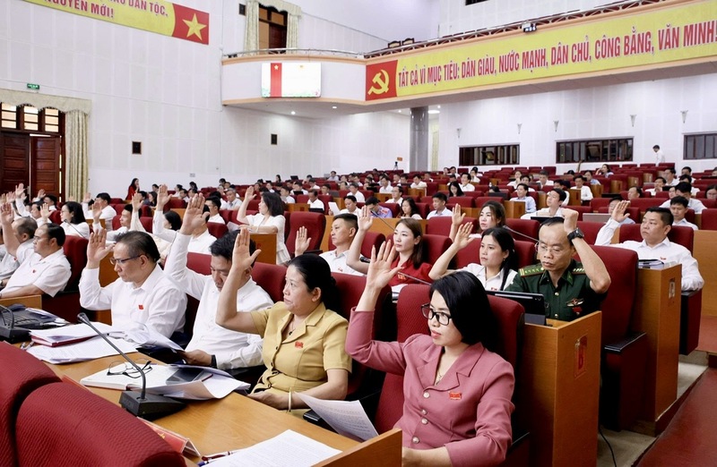 100% đại biểu dự họp biểu quyết thông qua Nghị quyết quy định chính sách hỗ trợ hệ thống điện mặt trời tự sản xuất, tự tiêu thụ và thiết bị điện sau công tơ. Ảnh: CTV