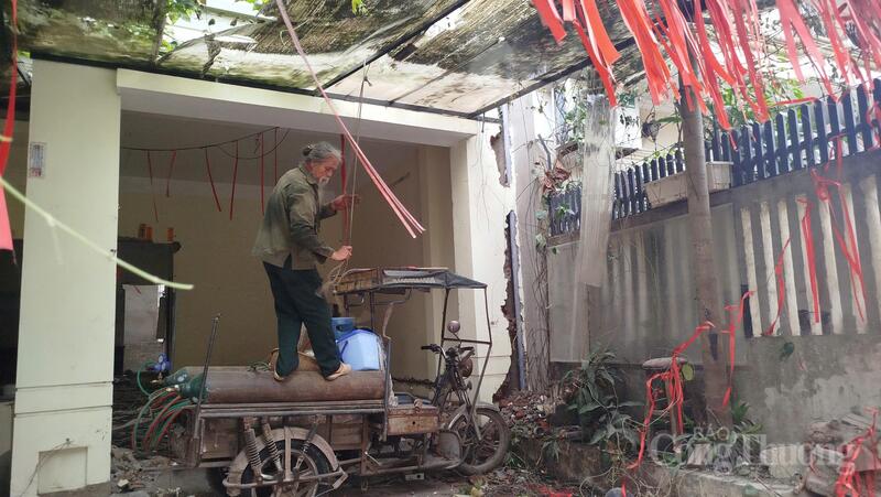 Người dân tháo dỡ nốt những phần còn lại của ngôi nhà, bàn giao mặt bằng cho đơn vị thi công.