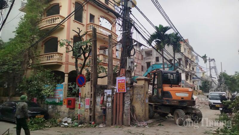Dọc con ngõ 310 Nghi Tàm, hàng chục máy xúc, máy ủi hối hả phá dỡ nhà cửa.