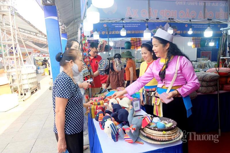 Các sản phẩm thổ cẩm giới thiệu nét văn hóa đặc sắc của đồng bào dân tộc Mường (tỉnh Phú Thọ) thu hút người dân và du khách tại Hội chợ Hùng Vương.